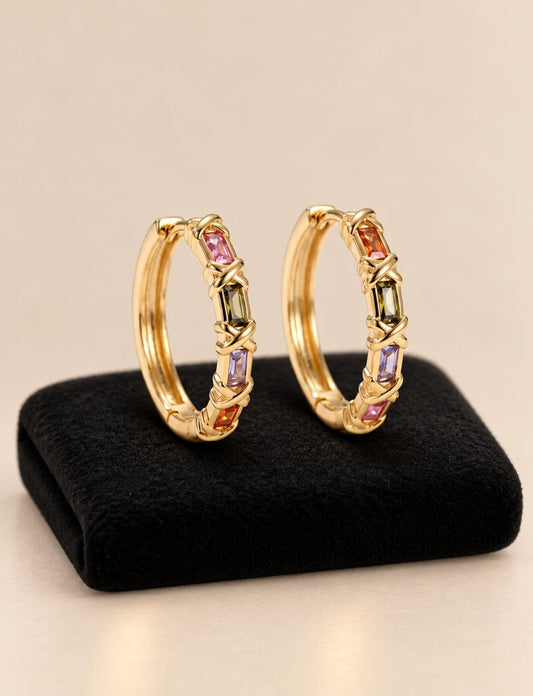 Aretes huggies con piedras multicolor, entrelazadas, color dorado, arracadas de moda.