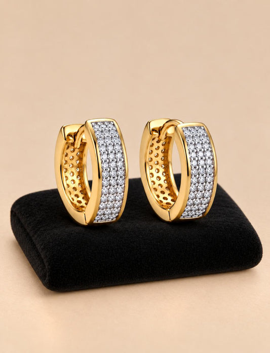 Huggie con pavé plateado