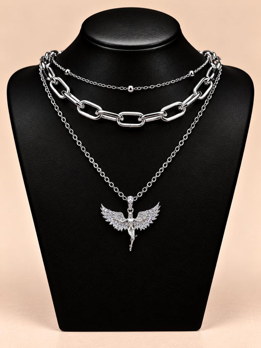 Collar triple plateado con dije ángel alado