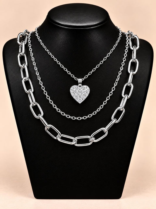 Collar triple plateado con dije corazón de circonias