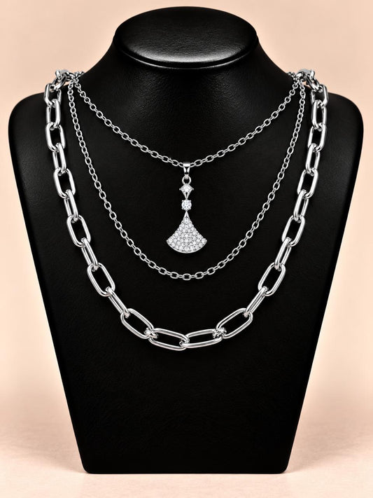 Collar triple plateado con dije abanico de circonias