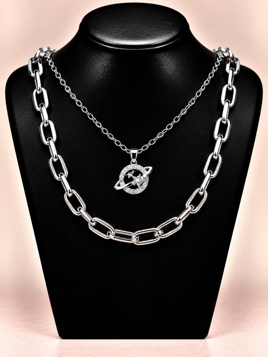 Collar doble plateado con dije planeta Saturno