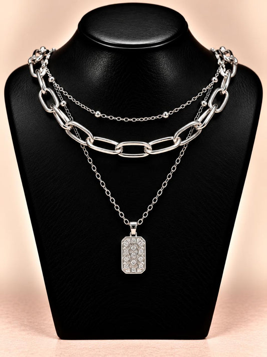 Collar triple plateado con dije placa rectangular geométrica