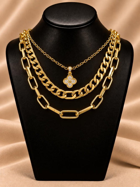 Collar triple dorado trebol blanco