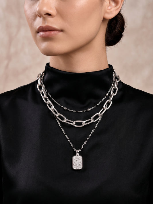 Collar triple plateado con dije placa rectangular geométrica
