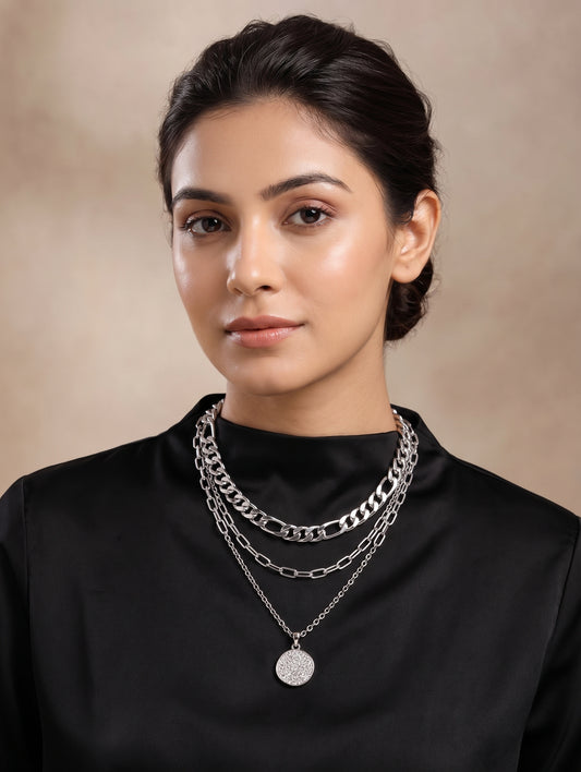 Collar triple plateado con dije medallón redondo pavé