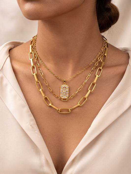Collar triple con dije rectangular geométrico
