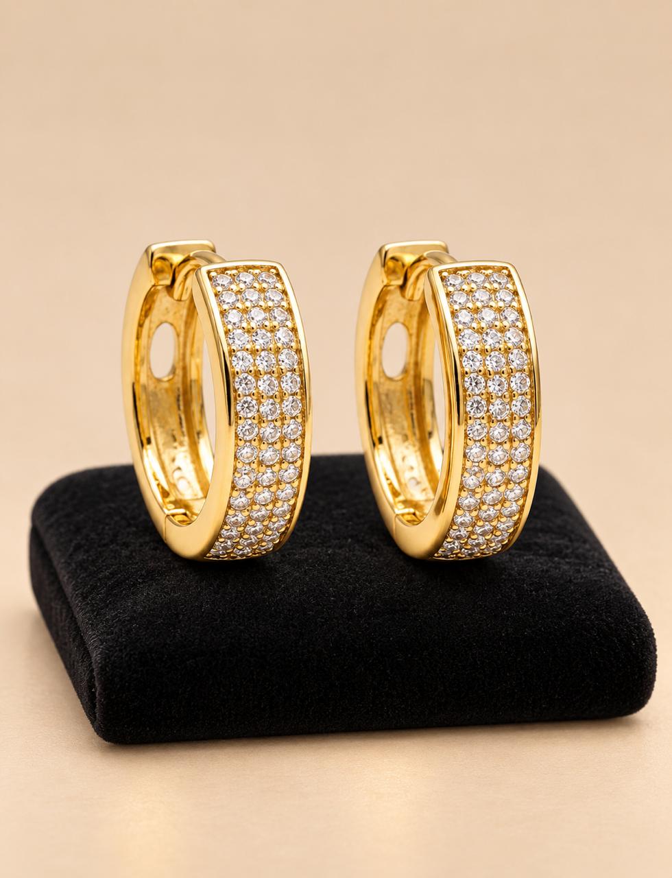 Huggie dorado con pavé rectangular de circonias