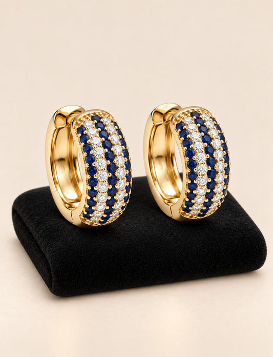 Huggie dorado con pavé azul y blanco