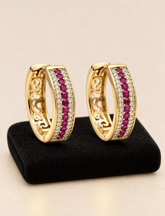 Huggie dorado con línea fucsia y circonias blancas