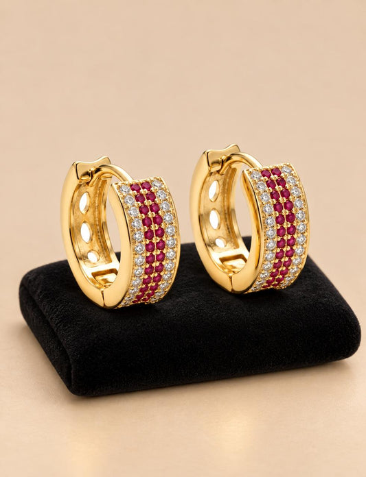Huggie dorados con línea rojo y circonias blancas