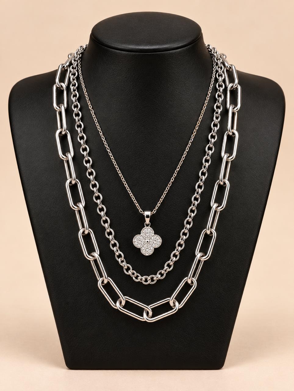Collar triple plateado con dije trébol de cuatro pétalos