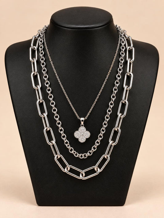 Collar triple plateado con dije trébol de cuatro pétalos