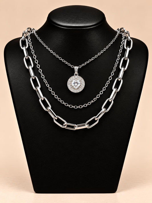 Collar triple plateado con dije medallón circular con corazón