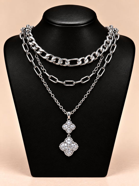 Collar triple plateado con dije doble trébol