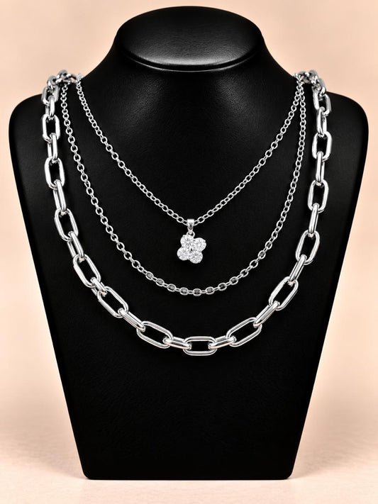 Collar triple plateado con dije trébol pequeño de circonias