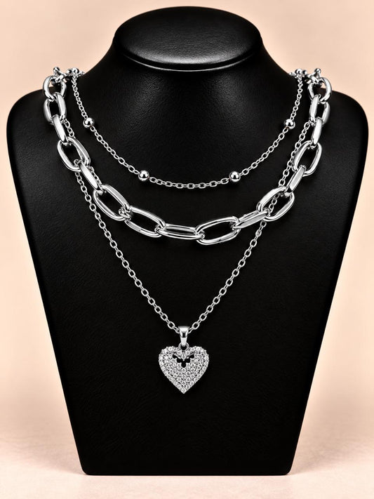 Collar triple plateado con dije corazón con corona