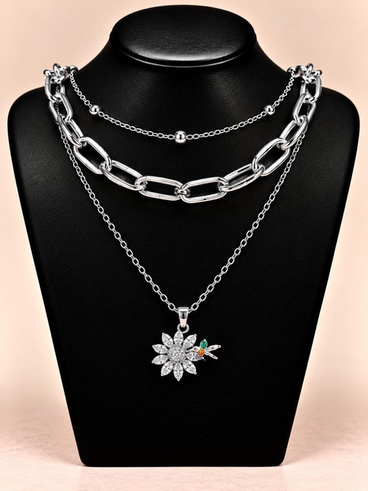 Collar triple plateado con dije flor y colibrí