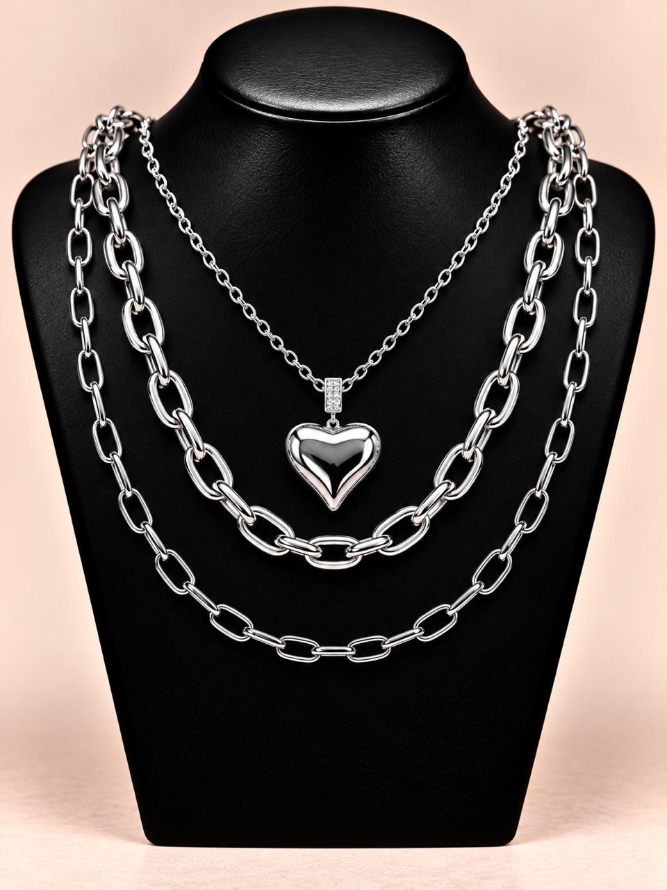 Collar triple plateado con dije corazón