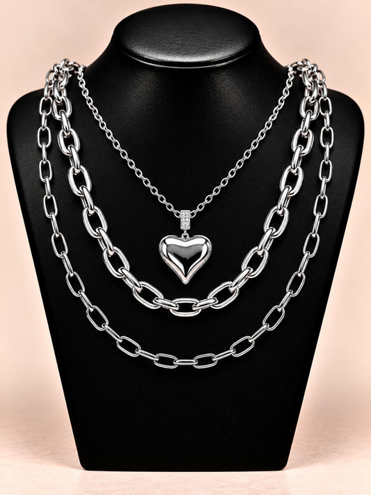 Collar triple plateado con dije corazón