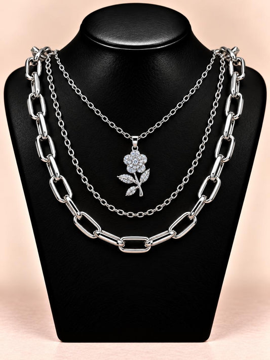 Collar triple plateado con dije rosa de circonias