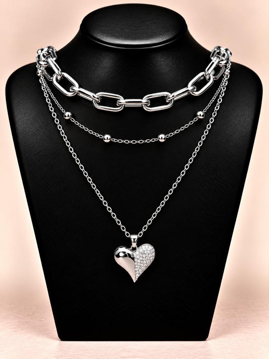 Collar triple plateado con dije corazón mitad liso y mitad circonias