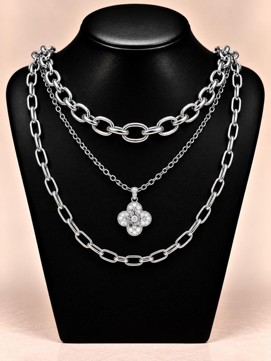 Collar triple plateado con dije trébol de nácar
