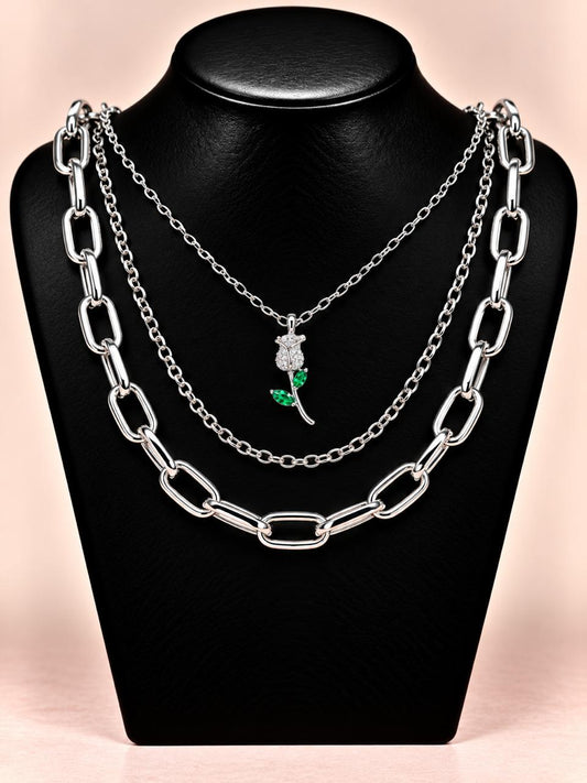 Collar triple plateado con dije rosa y hojas verdes