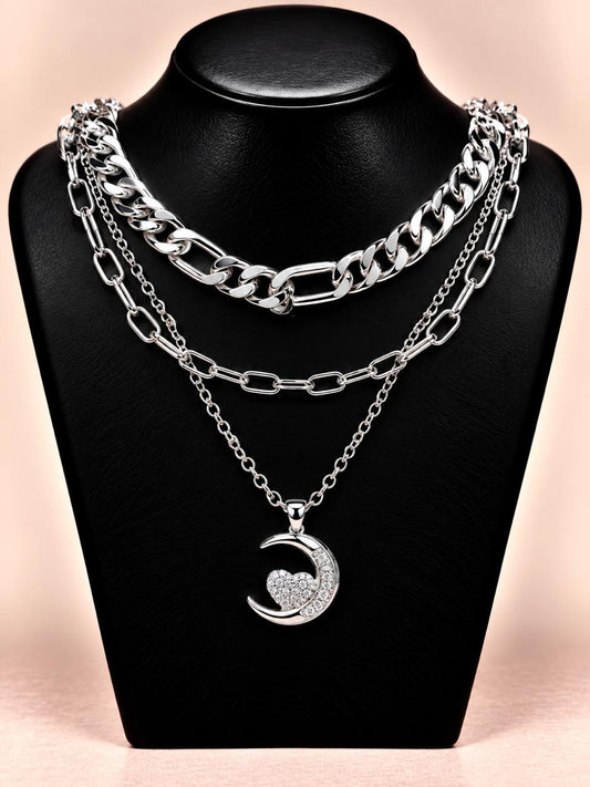 Collar triple plateado con dije luna y corazón