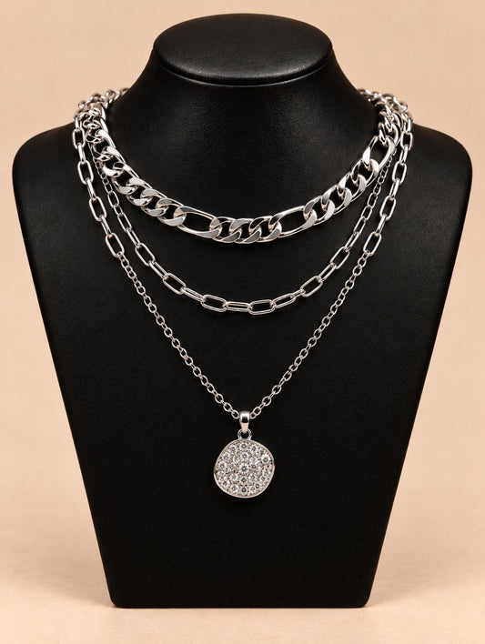 Collar triple plateado con dije medallón redondo pavé