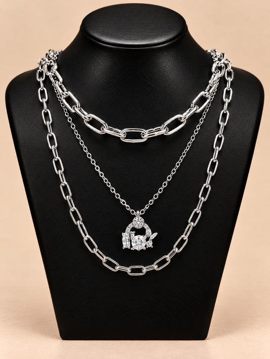 Collar triple plateado con dije MOM de circonias