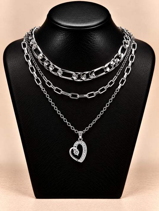 Collar triple con dije de corazón, asimétrico, plateado, unisex.