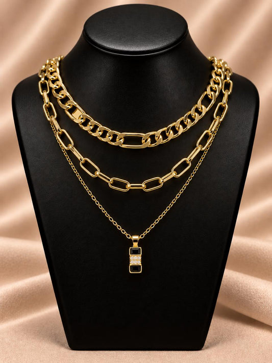 Collar triple con dije rectangular negro