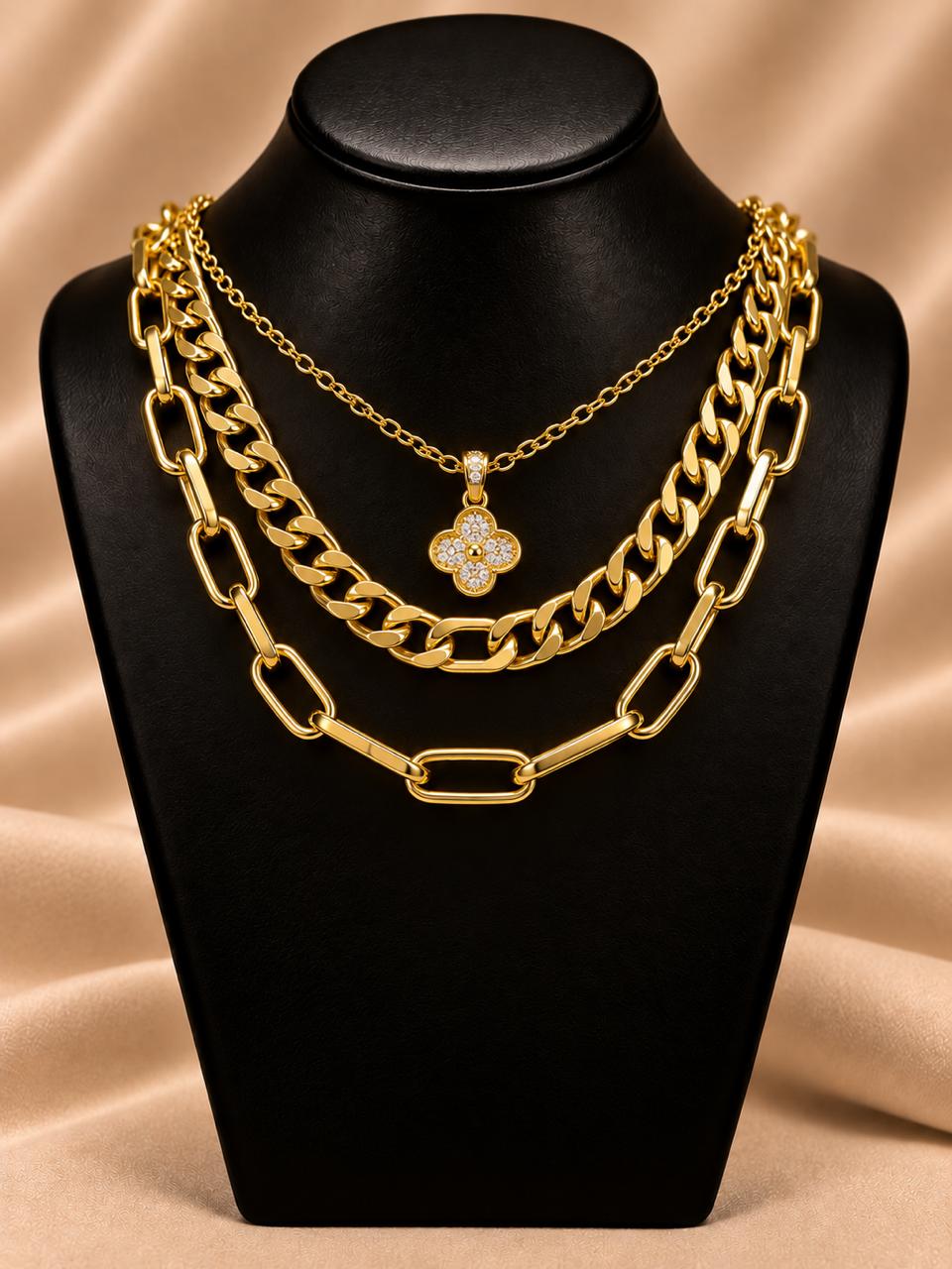 Collar triple dorado trebol blanco